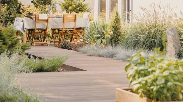 Vous envisagez d'ajouter une terrasse à votre nouvelle maison ? Voici 5 astuces pour bien la concevoir.